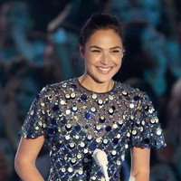 Saat selebriti lain memilih busana ketat dan seksi di MTV VMA 2017, Gal Gadot justru tampil bak seorang lady. Intip kecantikan Gal Gadot berbalut gaun sequin. Foto: Getty Images
