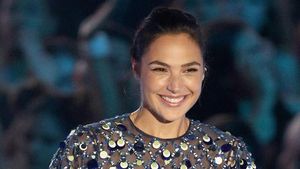 Terpukau Cantiknya Gal Gadot Pakai Gaun Sequin di MTV VMA 2017