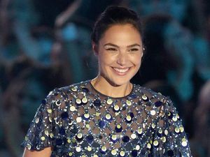 Terpukau Cantiknya Gal Gadot Pakai Gaun Sequin di MTV VMA 2017