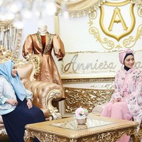 Chiki Fawzi pernah bekerjasama dengan Anniesa Hasibuan seperti memakai busana yang dikenakannya bernuansa merah muda. Foto: Dok. Instagram