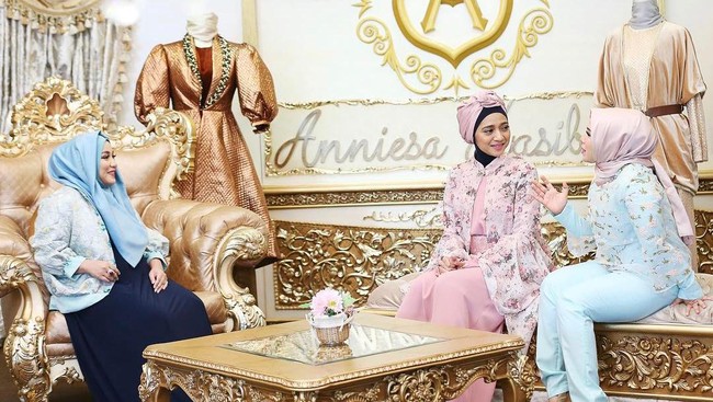 Chiki Fawzi pernah bekerjasama dengan Anniesa Hasibuan seperti memakai busana yang dikenakannya bernuansa merah muda. Foto: Dok. Instagram