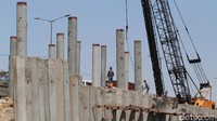 Para pekerja menyelesaikan perbaikan jembatan Cilincing, Jampea, Tanjung Priok, Senin (28/8).