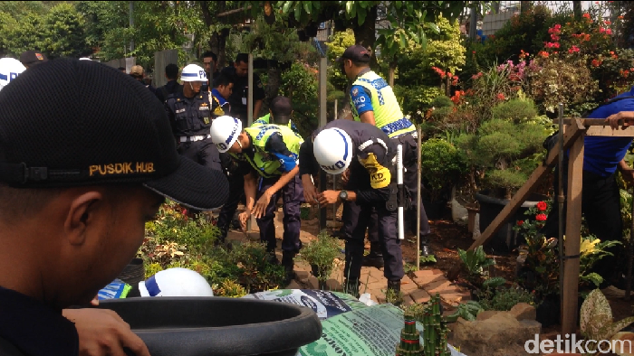 Pedagang Bunga di Trotoar Klender Ditertibkan Petugas