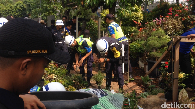 Pedagang Bunga di Trotoar Klender Klaim Direstui Pemkot Jaktim