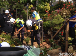 Pedagang Bunga di Trotoar Klender Ditertibkan Petugas