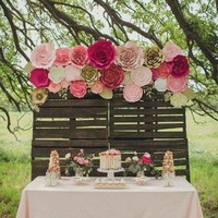 Untuk Anda yang ingin melaksanakan pernikahan atau lamaran outdoor, dapat mengadaptasi dekorasi paper flower ini. Pilih bunga kertas dengan gradasi warna pink agar semakin menambah kesan romantis. (Foto: Etsy)