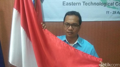 Foto: Kenalan dengan Guru Heroik yang Betulkan Bendera RI Terbalik