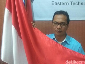 Salut! Aksi Guru Hikmat Betulkan Bendera RI Terbalik Dipuji Netizen