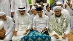 Foto: Anies Diberi Cincin Bermata Hijau oleh Ulama Saudi