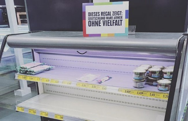 So empty is a shelf without foreigners,” demikian arti tulisan yang terpajang di rak. This shelf is quite boring without variety,” tulis pengumuman lainnya yang dipajang di rak. Foto: Dok. CEN, Stripes Europe