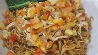 Kalau suka yang pedas segar, padukan saja mie instan goreng dengan topping sambal matah.Foto: Istimewa