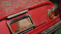 Mobil sekelas Ferrari biasanya diparkir di tempat bagus dan juga ditutupi oleh selubung agar tidak lecet, Ferrari ini berbeda. Foto: Pool (Carsscoop)