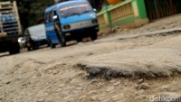 Begini penampakan Jalan Letda Natsir, Wanaherang, Kabupaten Bogor, Jawa Barat, Selasa (29/08/2017) yang mengalami rusak parah.