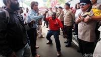 Mereka berteriak-teriak di depan aparat kepolisian yang berjaga-jaga di depan gedung MK.