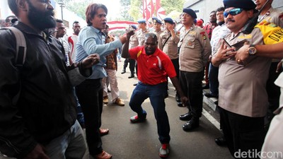 Puluhan Warga Geruduk MK Tolak Keputusan Sengketa Pilkada