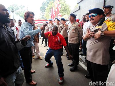 Puluhan Warga Geruduk MK Tolak Keputusan Sengketa Pilkada