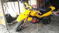 Mekanik bengkel lapak jempol Tomy, mengatakan modifikasi motor mini balap untuk anak-anak lebih sulit dan harus lebih teliti dibandingkan dengan modifikasi untuk orang dewasa. 