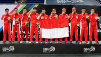Tim beregu bulutangkis putra berhasil menyumbangkan medali emas ke-17 untuk kontingen Indonesia. Medali emas digenggam setelah Ihsan Maulana Mustofa meraih kemenangan atas Lee Zii Jia dari Malaysia dan memastikan kedudukan 3-0. (Humas PBSI)