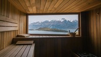 Pemandangan menakjubkan dari jendela sauna Aro Ha yang berada di Glenorchy, Selandia Baru, dijamin bikin kamu nggak akan mau berkedip! Di sini pengunjung akan disambut pemandangan hamparan Danau Wakatipu dan Pengunugan Alpen yang ditutupi salju (dok Aro Ha)