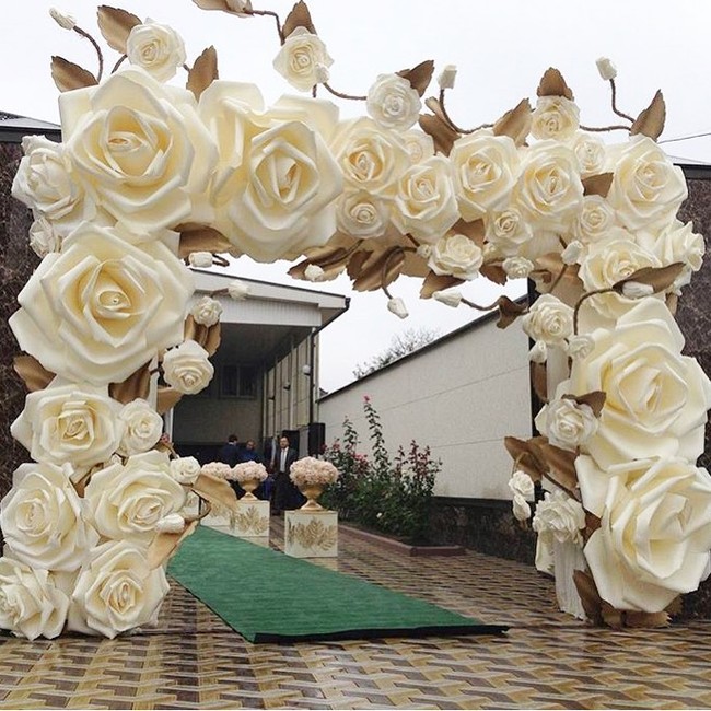Jika Anda suka sesuatu yang ekstravagan, dekorasi paper flower ini bisa jadi inspirasi. Letakkan di depan kediaman atau venue Anda agar tamu dapat dengan mudah menemukan tempat acara. (Foto: Instagram simonecarvalli)