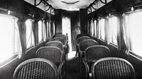 Ini bukanlah foto gerbong kereta, melainkan interior kabin pesawat. Sangat sederhana bukan? Meski terlihat biasa banget, tetapi di era tahun 1930-an, naik pesawat adalah kemewahan tersendiri.  (Hulton Archive/Getty)