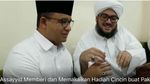 Foto: Anies Diberi Cincin Bermata Hijau oleh Ulama Saudi