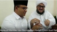 Anies juga diberikan cincin oleh Sayyid Ahmad. Foto: Istimewa