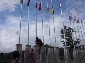 Viral Guru Panjat Tiang dan Betulkan Bendera RI Terbalik di Thailand