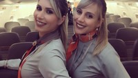 Masih dari maskapai Gol Transportes Aereos, berikut adalah dua pramugarinya yang cantik dan seksi. Lebih suka yang kiri atau kanan? (@thiareromeiro/Instagram)