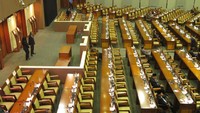 Terlihat deretan kusi dan bangku yang kosong di ruang sidang paripurna. Tak ada kemeriahan di dalam ruang sidang. Foto: (Andhika Prasetia/detikcom).