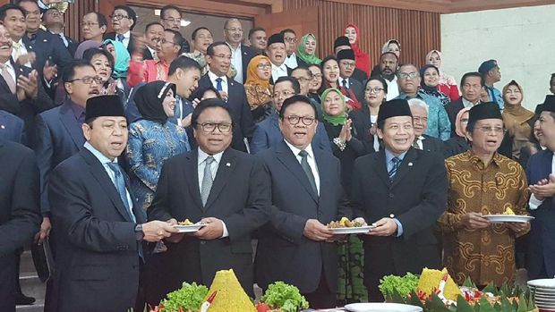 Potong Tumpeng hingga Silat Palang Pintu Meriahkan HUT ke-72 DPR
