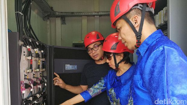 Jajaran petinggi XL ketika mengunjungi BTS di Sabang, Aceh.