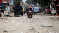 Selain warga, para pengendara juga sangat mengeluhkan keadaan jalan yang rusak parah.