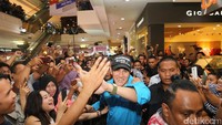 Aksi Vino G Bastian saat menyalami para penggemar. (Foto: Warkop DKI Reborn di Semarang (Hanif/detikHOT)