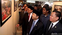 Setnov bersama Fadli Zon, Fahri Hamzah dan anggota DPR langsung meninjau foto yang dipamerkan oleh para Pewarta Foto Parlemen.