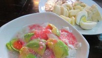  Es oyen asal Bandung ini berisi alpukat, pacar cina, kolang-kaling, nangka, es serut dan sisi kental manis enak juga dinikmati setelah puas menyantap seblak yang pedas. Foto: Istimewa