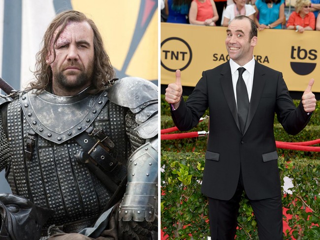 Rory McCann, pemeran The Hound tak punya bekas luka bakar di kehidupan nyata. Ia juga tampil rapi tanpa kumis dan janggut.  