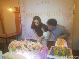 Ngantuk Berat, Ruben Onsu Tetap Berikan Kejutan Ultah ke Sarwendah