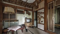 Terang saja, Motel Fuurin sudah ditutup sejak 17 tahun yang lalu. Tidak hanya isi bangunan yang terkikis, di sini juga tidak ada listrik sebagai pencahayaan (CNN Travel)