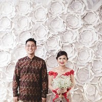 Begitu pula dengan pasangan artis Putri Titian dan Junior Liem. Dekorasi paper flower warna putih yang memenuhi dinding semakin membuat prosesi lamaran ini tampak suci. (Foto: Bride Dept)