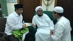 Foto: Anies Diberi Cincin Bermata Hijau oleh Ulama Saudi