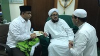 Serban hijau dan putih yang diberikan kepada Anies. Foto: dok. pribadi