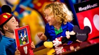 Ingin membawa buah tangan yang lucu? Kamu pun juga bisa memakai aneka properti ala Mickey Mouse yang bisa dibawa pulang. Asyik bukan? (Walt Disney World)