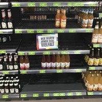 Para pembeli menyadari apa yang terjadi sebenarnya setelah melihat kertas pengumuman yang dipajang di rak supermarket. Ternyata supermarket itu tengah melakukan eksperimen untuk menunjukkan dukungan mereka pada keberagaman etnis. Foto: Dok. CEN, Stripes Europe