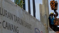 Pemasangan turap tersebut dilakukan untuk mengantisipasi banjir di kawasan tersebut.