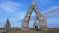 Arctic Henge berada di kawasan Raufarhofn di Islandia bagian utara. Kawasan tersebut sebenarnya jarang dikunjungi traveler yang melancong ke Islandia (Eric Guth/BBC)