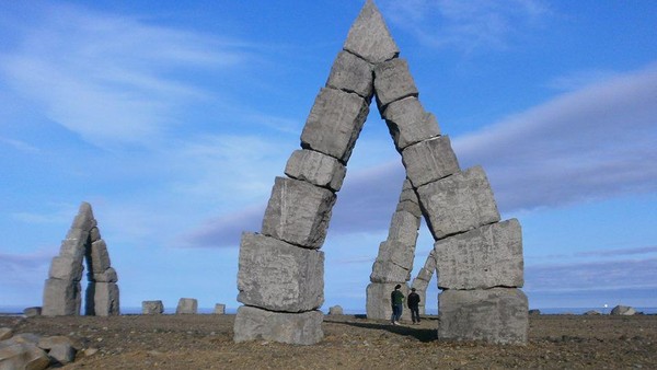 Saat fenomena midnight sun, yakni matahari tidak tenggelam di belahan bumi utara, lewat susunan batu itu terlihat jelas matahari yang hendak tenggelam tapi kemudian naik lagi ke atas (Arctic Henge/Facebook) Saat fenomena midnight sun, yakni matahari tidak tenggelam di belahan bumi utara, lewat susunan batu itu terlihat jelas matahari yang hendak tenggelam tapi kemudian naik lagi ke atas (Arctic Henge/Facebook)