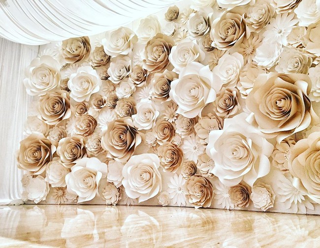 Anda yang menginginkan dekorasi yang romantis tapi elegan bisa mencontek inspirasi paper flower ini untuk acara lamaran atau pernikahan. (Foto: Instagram paper0330)