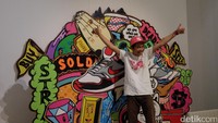 Di ajang Animamix Biennale 2017, Muklay memajang karya seni instalasi berjudul Me, Sneakers, and Consumtive Society. Foto: Tia Agnes/ detikHOT