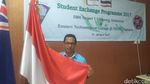 Foto: Kenalan dengan Guru Heroik yang Betulkan Bendera RI Terbalik